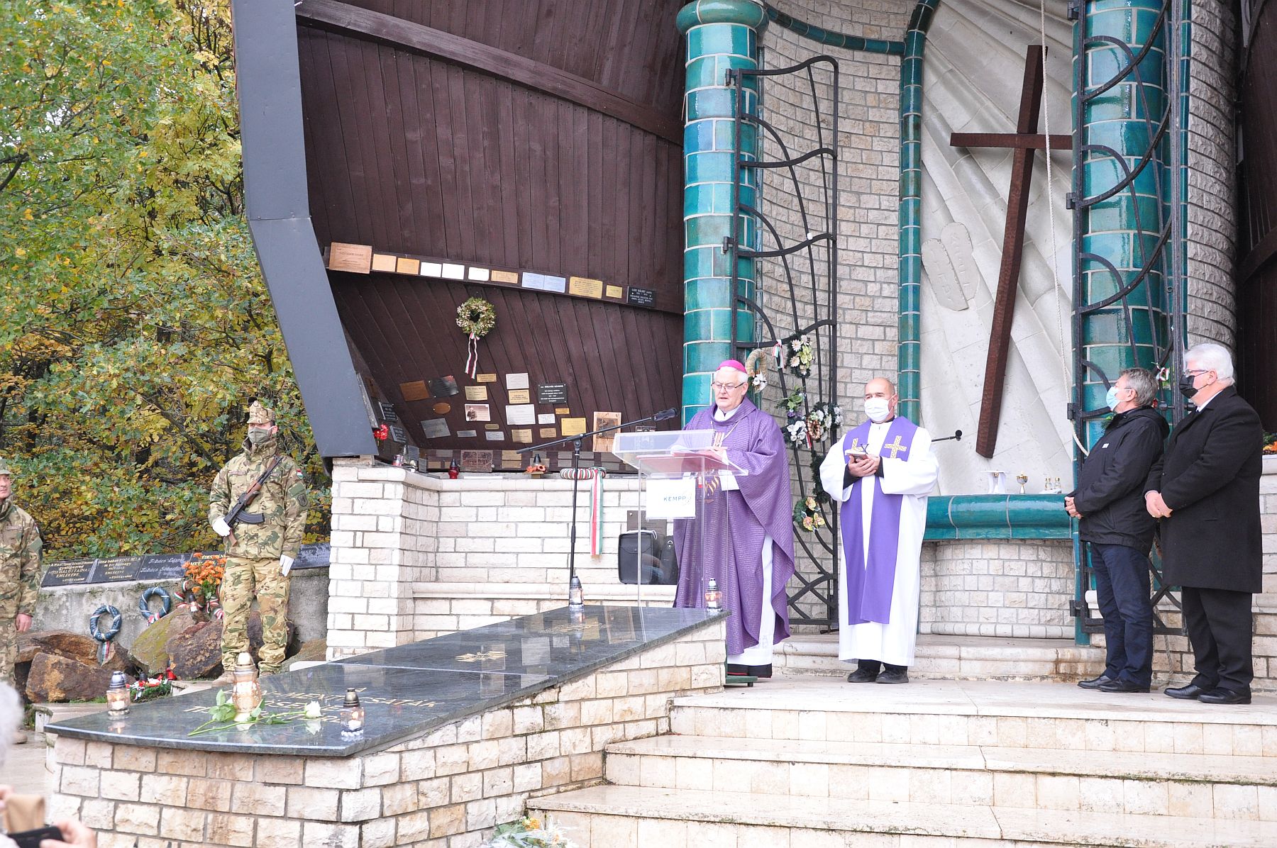 A katonahősökért imádkoztak halottak napján a Don-kanyar Emlékkápolnánál